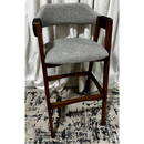 BANQUETA OCRE ROSE BRUXELAS IMBUIA TECIDO FRENTE 109 COSTAS 32