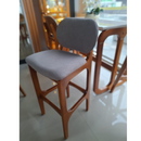 BANQUETA MILER INTERIORES ALTA MODELO DECOR ENCOSTO ESTOFADO LAMINADO CASTANHO TECIDO L-89