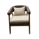 POLTRONA FIORI  GENOVA ESTOFADA PÉ PINHÃO TECIDO MARROM COM LINHO