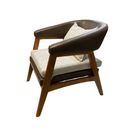 POLTRONA FIORI  GENOVA ESTOFADA PÉ PINHÃO TECIDO MARROM COM LINHO