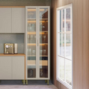 CRISTALEIRA LINEA BRASIL 0,70 MTS ALLURE COM PORTAS VIDRO+LED COR: JEQUITIBA/GRIS FOSCO